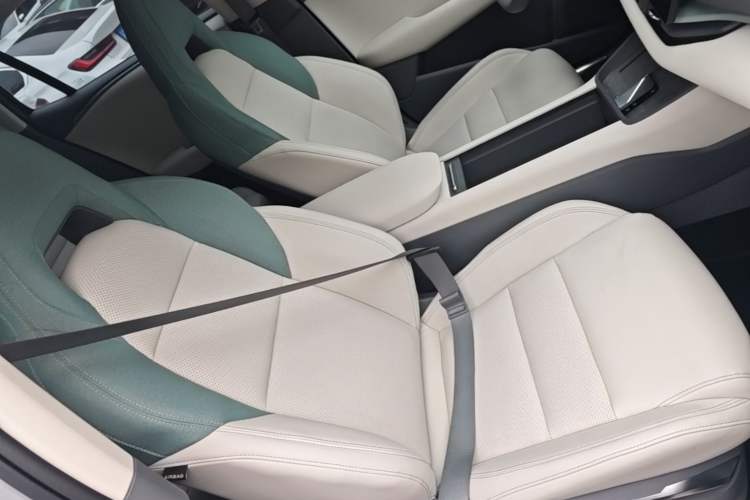 Used Lynk & Co 06 EM-P 2023 EM-P 126 Long-Range Halo Right Front Seat