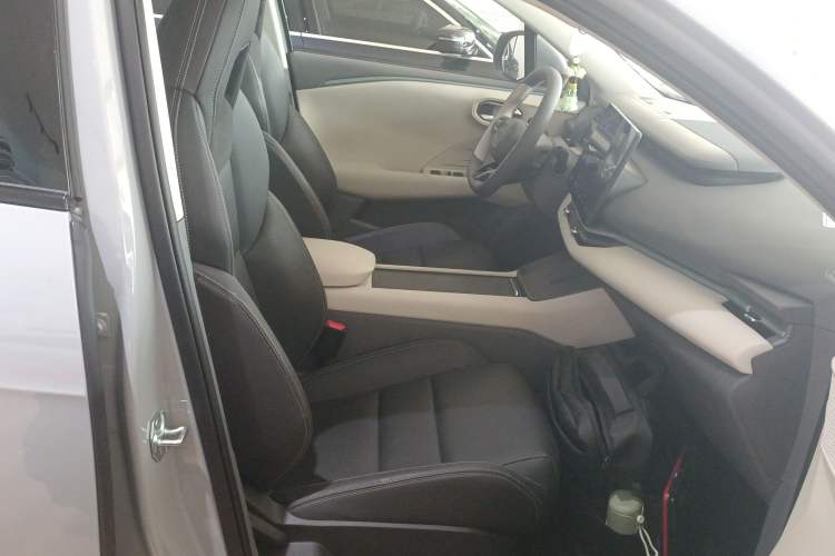 Used Lynk & Co 06 EM-P 2023 EM-P 56 Standard Range Pro Right Front Seat