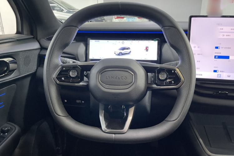 Used Lynk & Co 06 EM-P 2023 EM-P 126 Long-Range Halo Steering Wheel