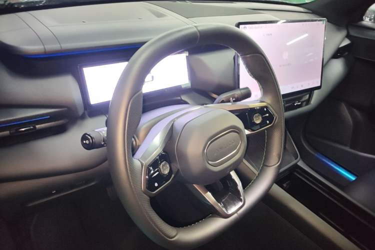 Used Lynk & Co 06 EM-P 2023 EM-P 126 Long-Range Halo Steering Wheel