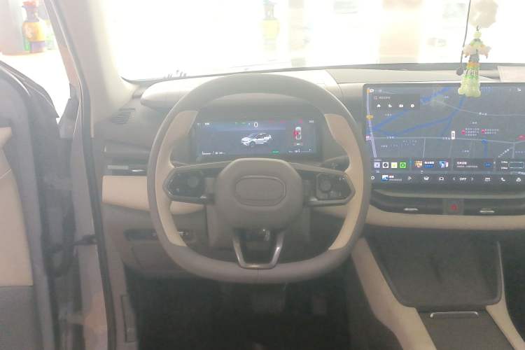 Used Lynk & Co 06 EM-P 2023 EM-P 56 Standard Range Pro Steering Wheel