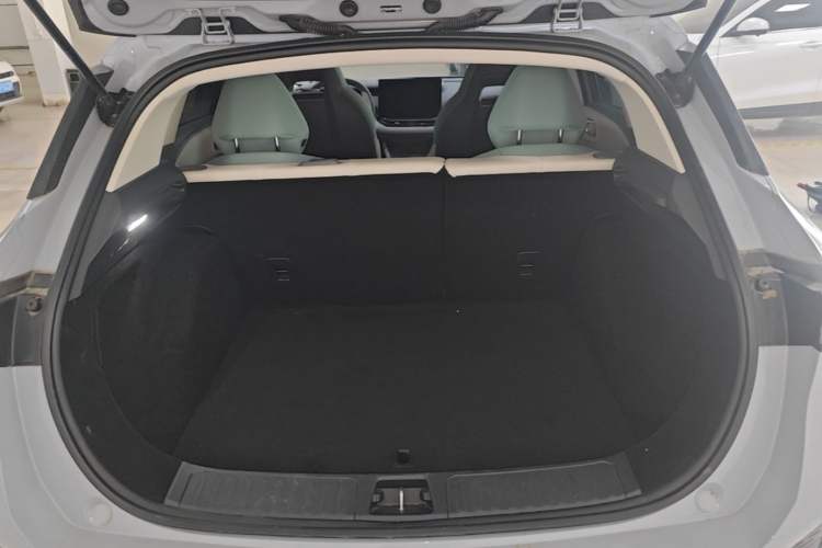 Used Lynk & Co 06 EM-P 2023 EM-P 126 Long-Range Pro Trunk