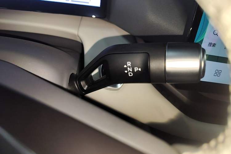 Used Lynk & Co 06 EM-P 2023 EM-P 126 Long-Range Halo Gear Lever