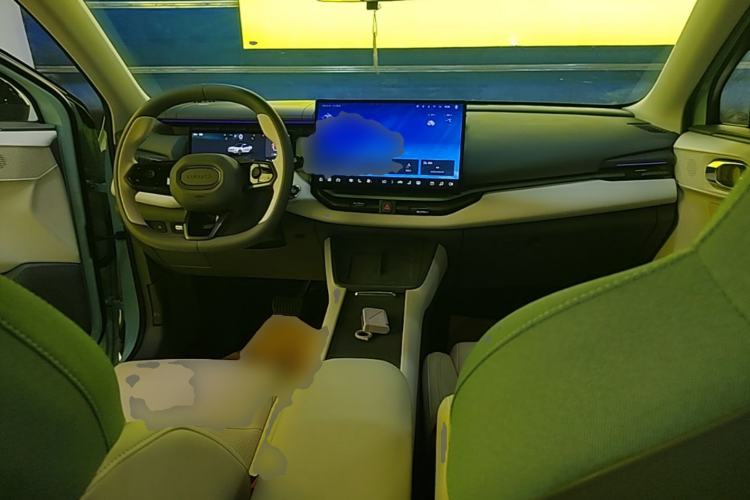 Used Lynk & Co 06 EM-P 2023 EM-P 126 Long-Range Halo Center Console