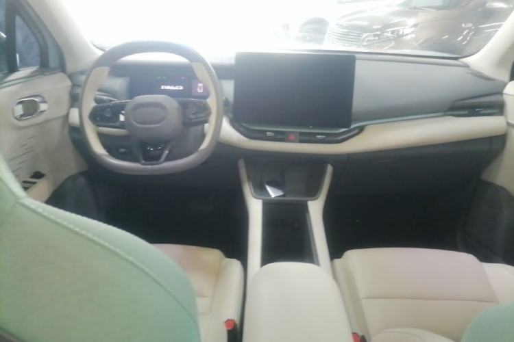 Used Lynk & Co 06 EM-P 2023 EM-P 126 Long-Range Halo Center Console