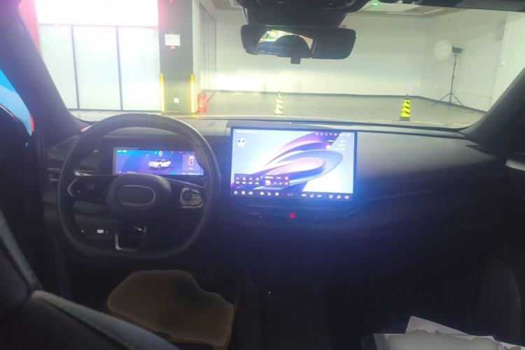 Used Lynk & Co 06 EM-P 2023 EM-P 126 Long-Range Halo Center Console