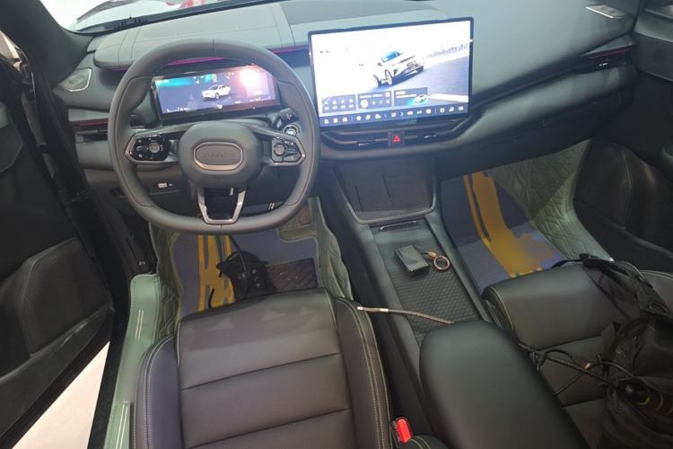 Used Lynk & Co 06 EM-P 2023 EM-P 126 Long-Range Halo Center Console