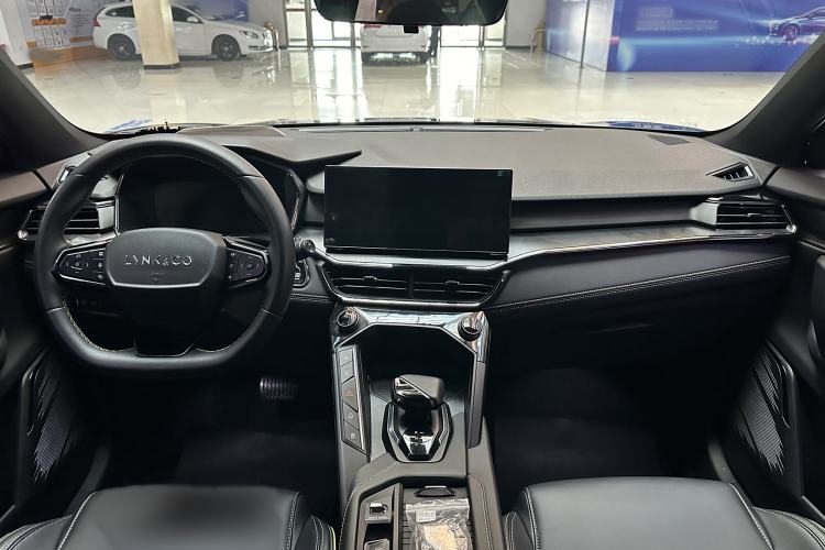 Used Lynk & Co 06 EM-P 2023 1.5T Remix PHEV Hero Center Console