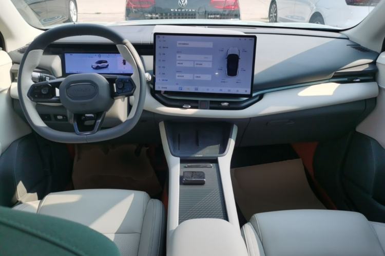 Used Lynk & Co 06 EM-P 2023 EM-P 126 Long-Range Halo Center Console