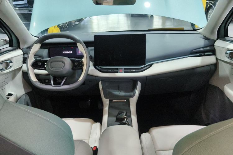 Used Lynk & Co 06 EM-P 2023 EM-P 126 Long-Range Halo Center Console