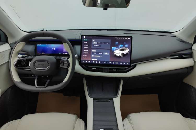 Used Lynk & Co 06 EM-P 2023 EM-P 126 Long-Range Halo Center Console