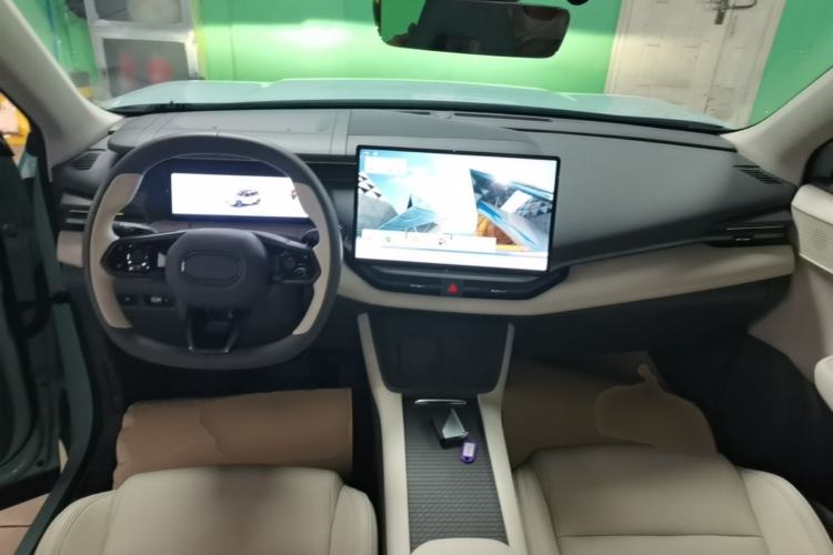 Used Lynk & Co 06 EM-P 2023 EM-P 126 Long-Range Halo Center Console