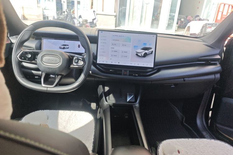 Used Lynk & Co 06 EM-P 2023 EM-P 126 Long-Range Halo Center Console