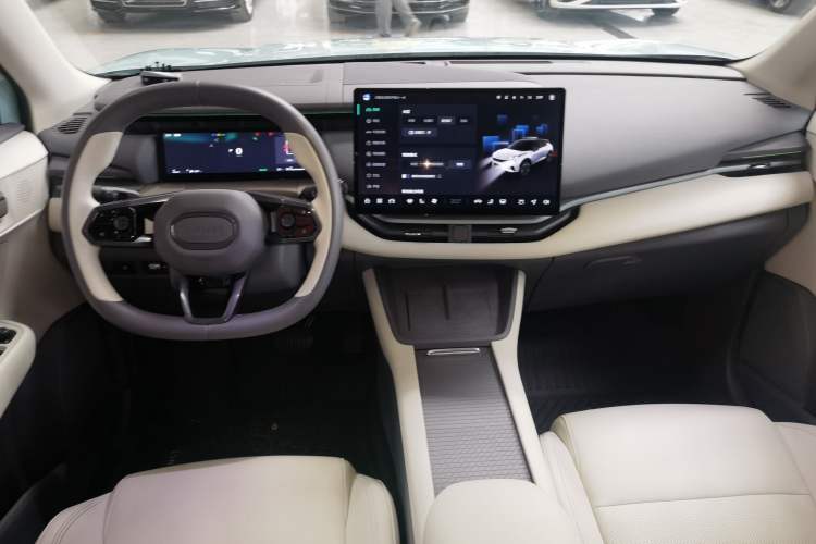 Used Lynk & Co 06 EM-P 2023 EM-P 126 Long-Range Halo Center Console