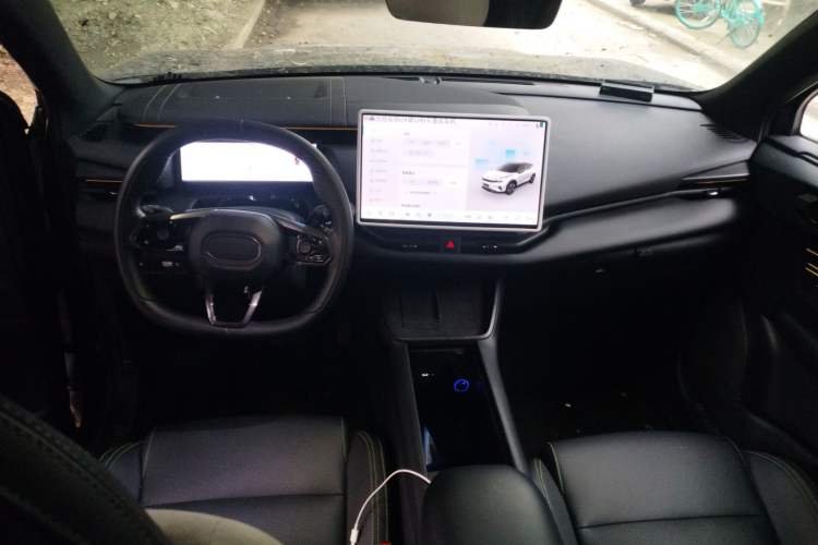 Used Lynk & Co 06 EM-P 2023 EM-P 126 Long-Range Halo Center Console