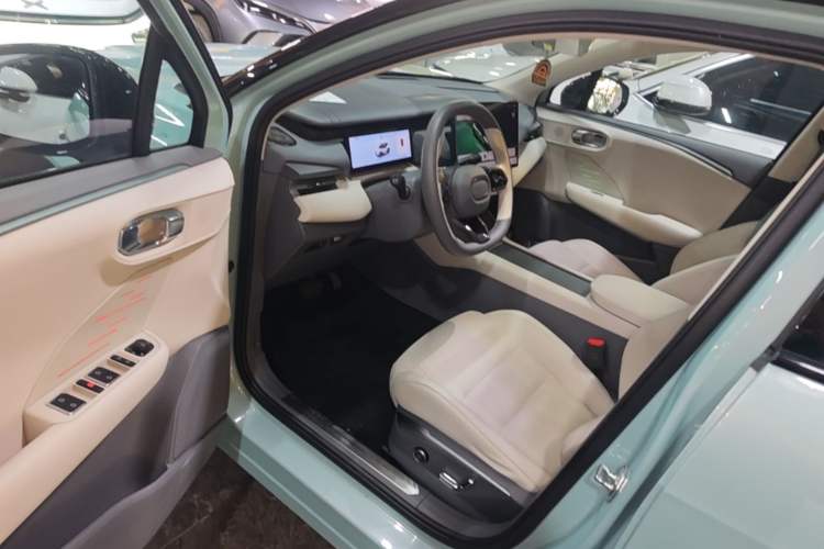Used Lynk & Co 06 EM-P 2023 EM-P 126 Long-Range Halo Driver Seat