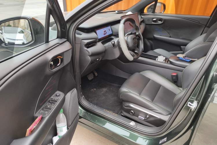 Used Lynk & Co 06 EM-P 2023 EM-P 126 Long-Range Halo Driver Seat