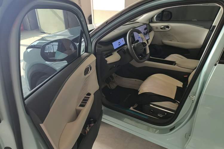 Used Lynk & Co 06 EM-P 2023 EM-P 126 Long-Range Halo Driver Seat