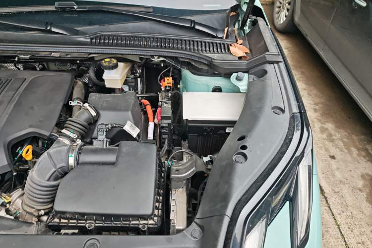 Used Lynk & Co 06 EM-P 2023 EM-P 126 Long-Range Halo Engine Bay Left