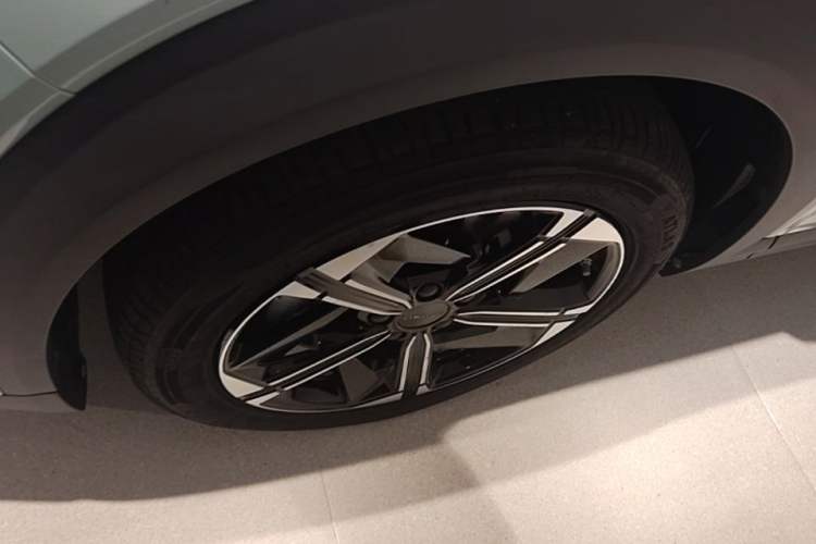 Used Lynk & Co 06 EM-P 2023 EM-P 126 Long-Range Halo Exterior 4