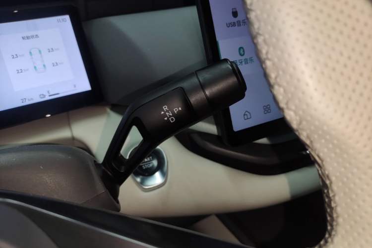 Used Lynk & Co 06 EM-P 2023 EM-P 126 Long-Range Halo Gear Lever
