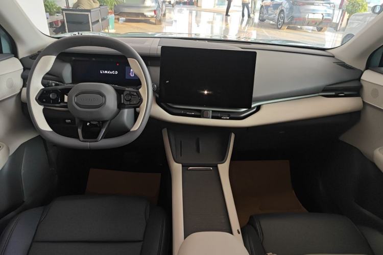 Used Lynk & Co 06 EM-P 2023 EM-P 126 Long-Range Halo Interior 2
