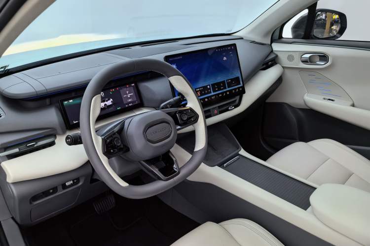 Used Lynk & Co 06 EM-P 2023 EM-P 126 Long-Range Halo Interior 2