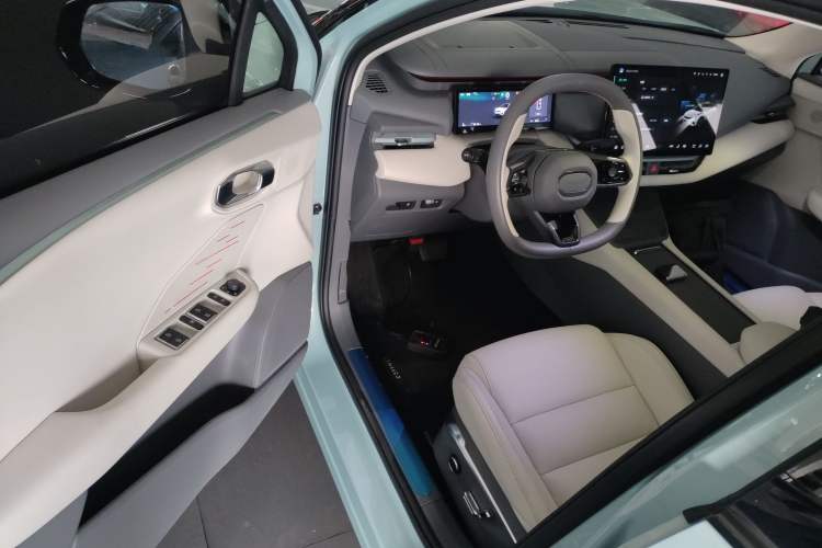 Used Lynk & Co 06 EM-P 2023 EM-P 126 Long-Range Halo Interior 3