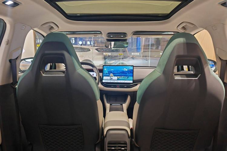 Used Lynk & Co 06 EM-P 2023 EM-P 126 Long-Range Halo Interior 6