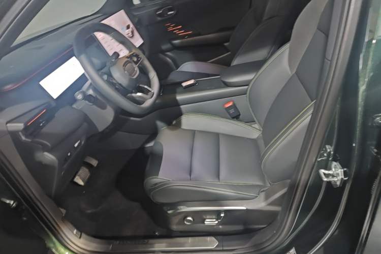 Used Lynk & Co 06 EM-P 2023 EM-P 126 Long-Range Halo Left Front Seat