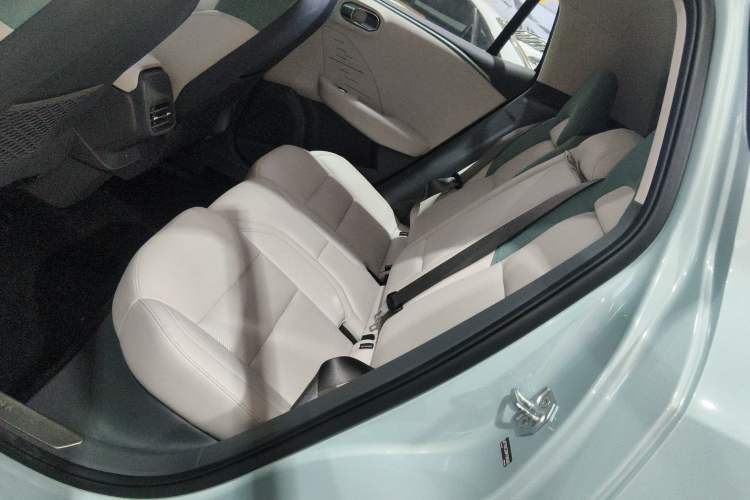 Used Lynk & Co 06 EM-P 2023 EM-P 126 Long-Range Halo Left Rear Seat