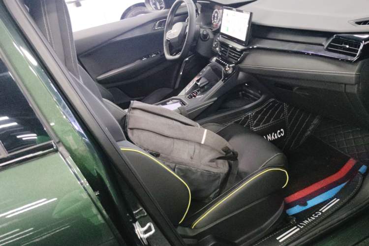 Used Lynk & Co 06 EM-P 2023 1.5T Remix PHEV Hero Right Front Seat