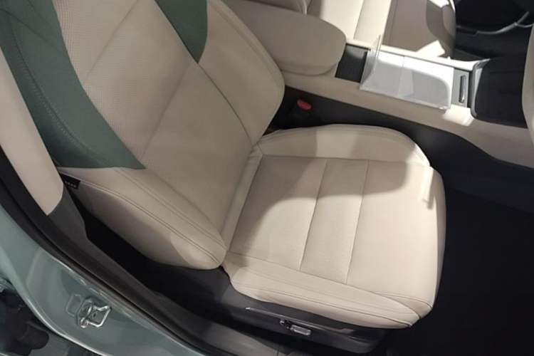 Used Lynk & Co 06 EM-P 2023 EM-P 126 Long-Range Halo Right Front Seat