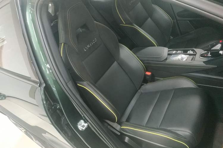 Used Lynk & Co 06 EM-P 2023 1.5T Remix PHEV Hero Right Front Seat