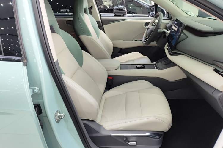 Used Lynk & Co 06 EM-P 2023 EM-P 126 Long-Range Halo Right Front Seat