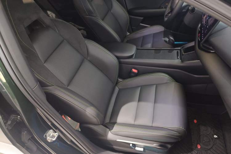 Used Lynk & Co 06 EM-P 2023 EM-P 126 Long-Range Halo Right Front Seat