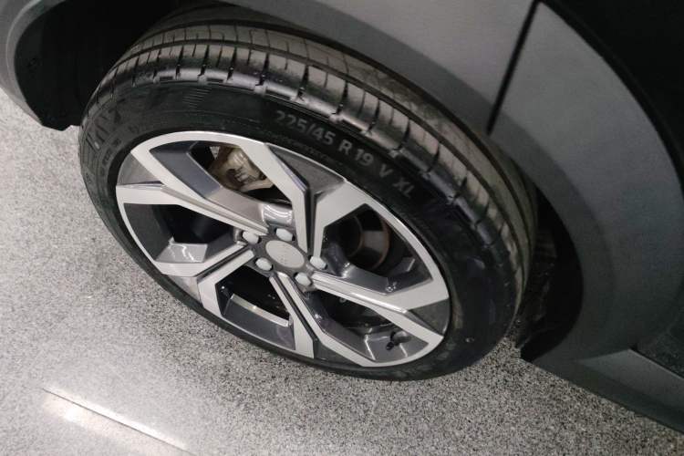 Used Lynk & Co 06 EM-P 2023 1.5T Remix PHEV Hero Right Rear Wheel Hub