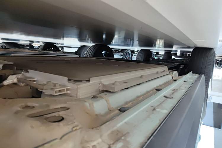 Used Lynk & Co 06 EM-P 2023 EM-P 126 Long-Range Halo Right Side Sill