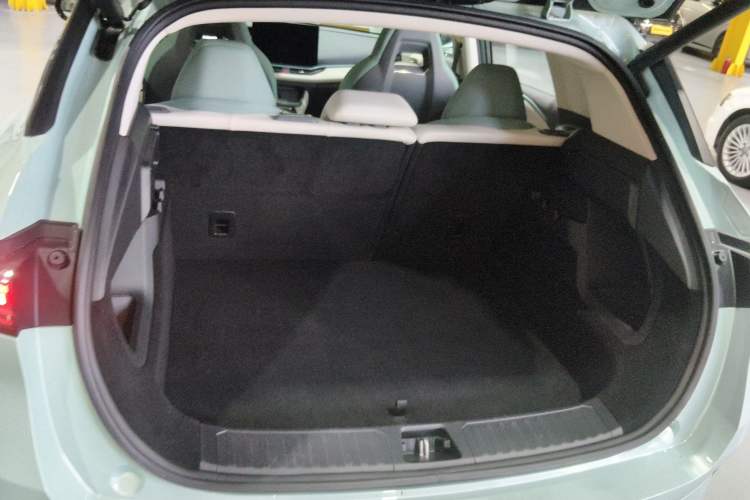 Used Lynk & Co 06 EM-P 2023 EM-P 126 Long-Range Halo Trunk