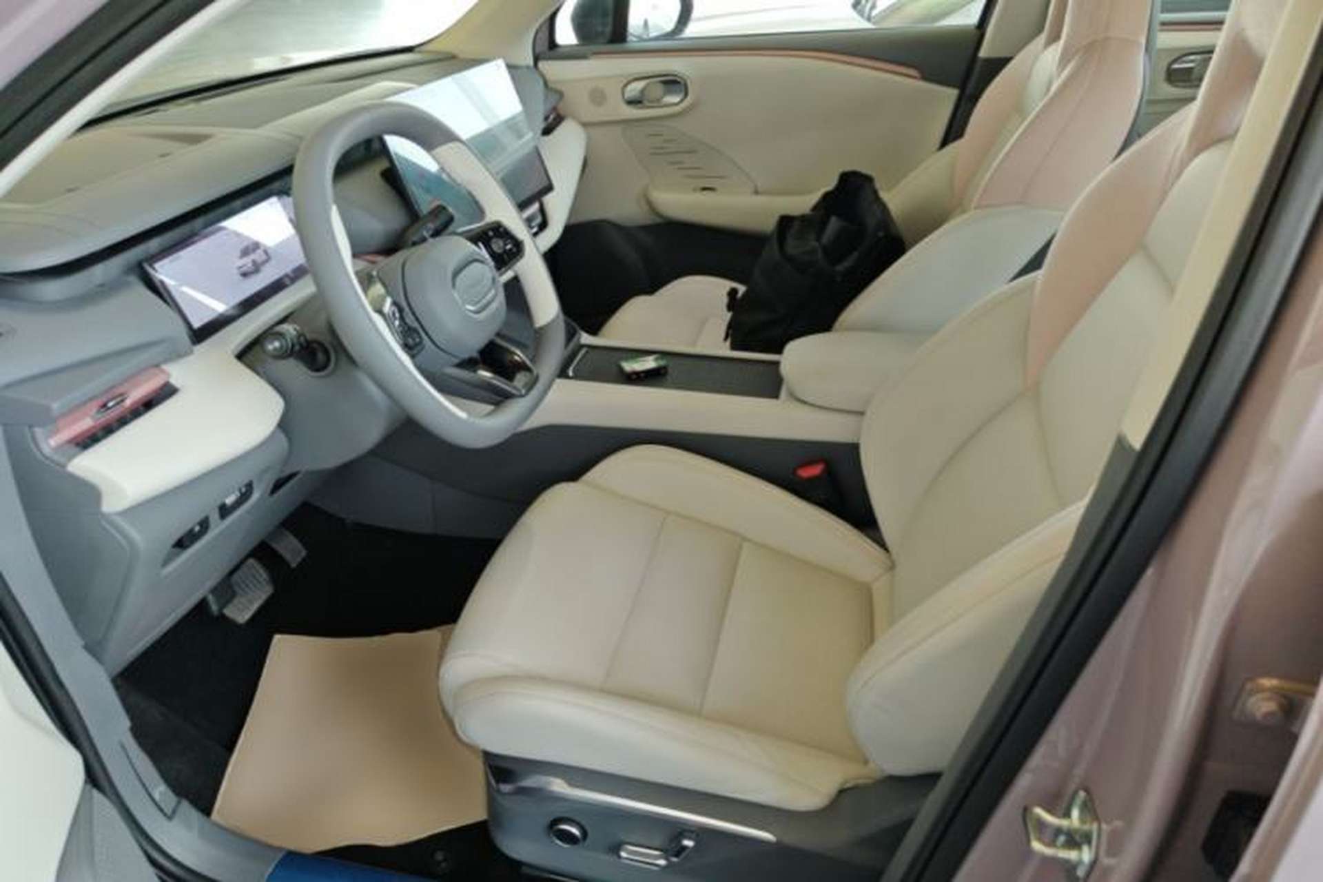 Used Lynk & Co 06 EM-P 2023 EM-P 126 Long-Range Halo Left Front Seat