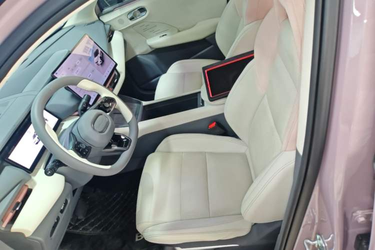 Used Lynk & Co 06 EM-P 2023 EM-P 126 Long-Range Halo Left Front Seat