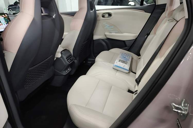 Used Lynk & Co 06 EM-P 2023 EM-P 126 Long-Range Halo Left Rear Seat