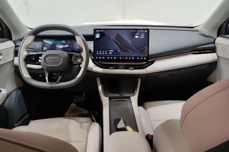 Used Lynk & Co 06 EM-P 2023 EM-P 126 Long-Range Halo Center Console