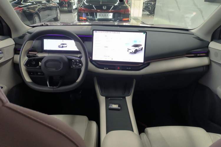 Used Lynk & Co 06 EM-P 2023 EM-P 126 Long-Range Halo Center Console