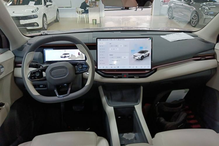 Used Lynk & Co 06 EM-P 2023 EM-P 126 Long-Range Halo Center Console