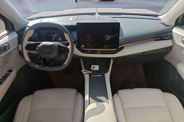 Used Lynk & Co 06 EM-P 2023 EM-P 126 Long-Range Halo Center Console