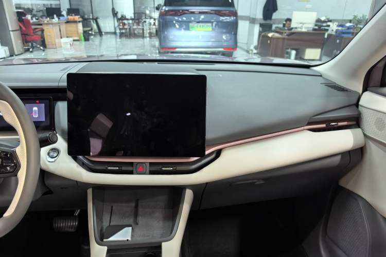 Used Lynk & Co 06 EM-P 2023 EM-P 126 Long-Range Halo Interior 6