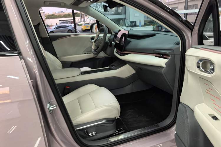 Used Lynk & Co 06 EM-P 2023 EM-P 126 Long-Range Halo Right Front Seat