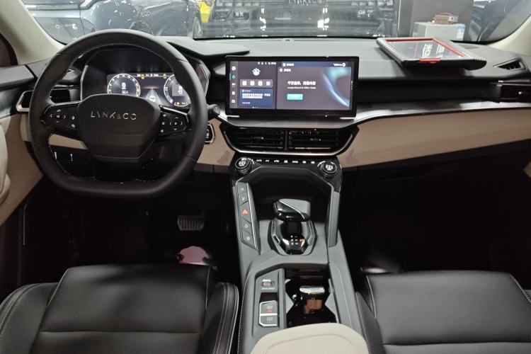 Used Lynk & Co 06 EM-P 2023 1.5T Remix PHEV Shero Center Console