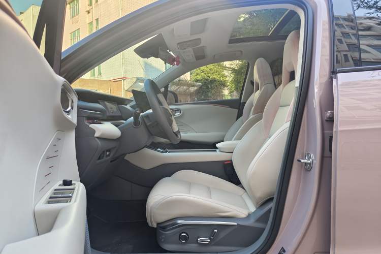 Used Lynk & Co 06 EM-P 2023 EM-P 126 Long-Range Halo Interior 1